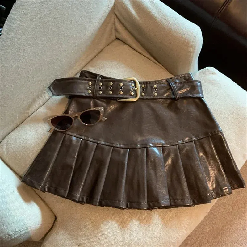 Aiertu Women Coffee Leather Skirt Harajuku Y2k Vintage Pleated Skirt 90s Aesthetic Korean A-Line Mini Skirt Emo 2000s Punk Clothes 2024