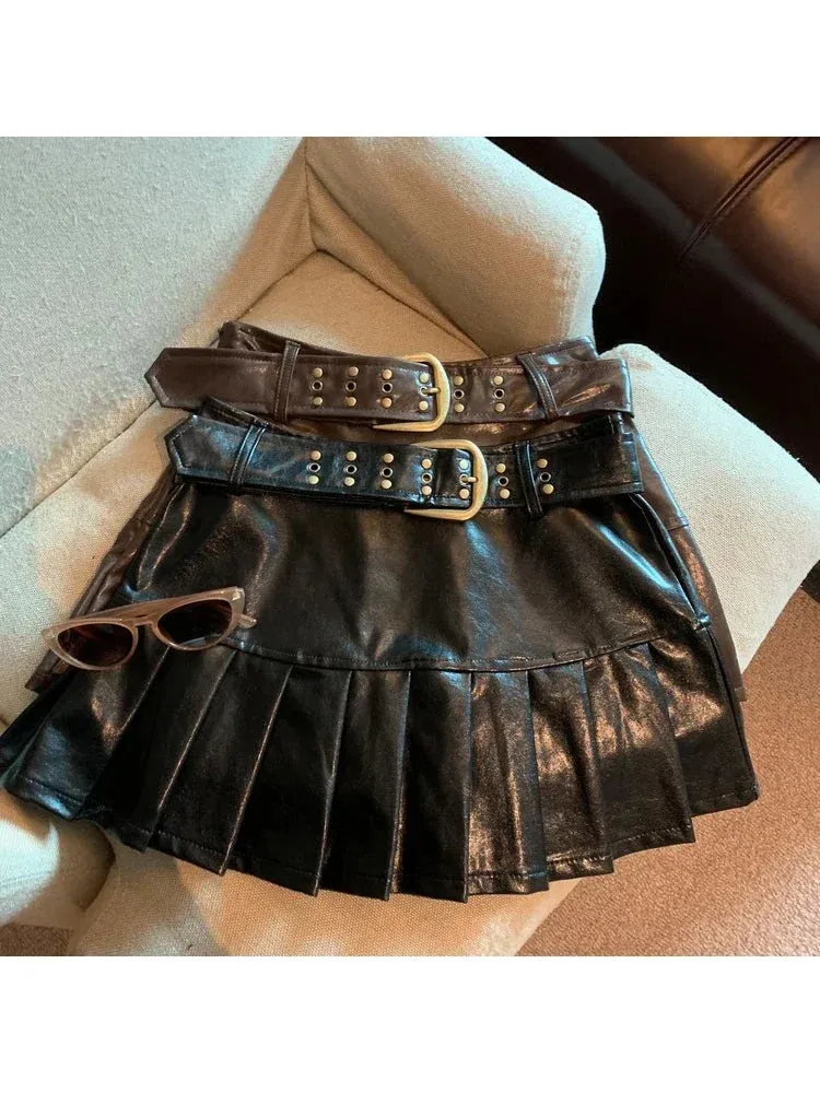 Aiertu Women Coffee Leather Skirt Harajuku Y2k Vintage Pleated Skirt 90s Aesthetic Korean A-Line Mini Skirt Emo 2000s Punk Clothes 2024