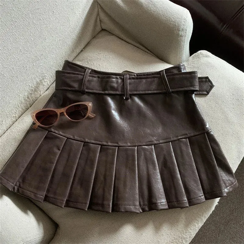 Aiertu Women Coffee Leather Skirt Harajuku Y2k Vintage Pleated Skirt 90s Aesthetic Korean A-Line Mini Skirt Emo 2000s Punk Clothes 2024