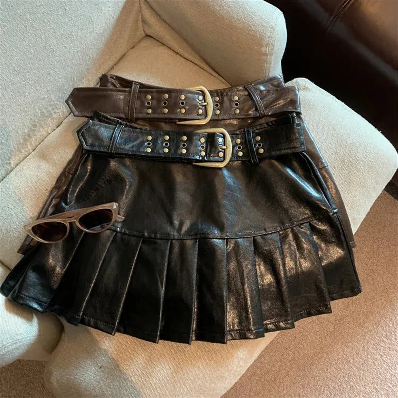 Aiertu Women Coffee Leather Skirt Harajuku Y2k Vintage Pleated Skirt 90s Aesthetic Korean A-Line Mini Skirt Emo 2000s Punk Clothes 2024