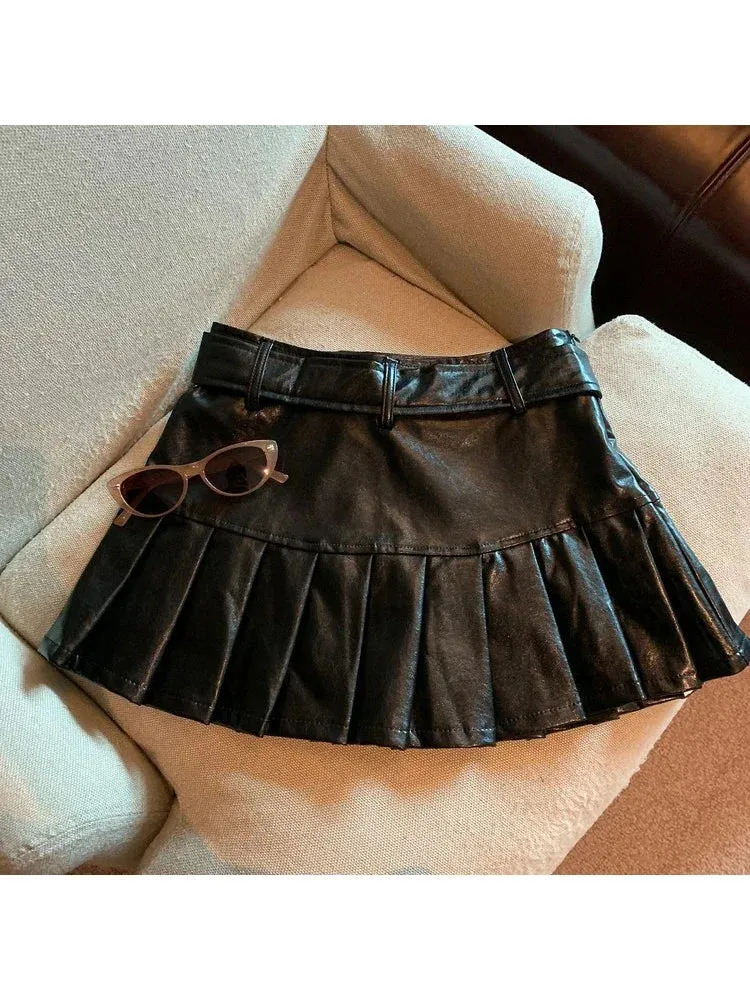 Aiertu Women Coffee Leather Skirt Harajuku Y2k Vintage Pleated Skirt 90s Aesthetic Korean A-Line Mini Skirt Emo 2000s Punk Clothes 2024