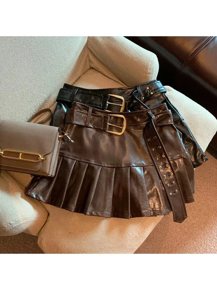 Aiertu Women Coffee Leather Skirt Harajuku Y2k Vintage Pleated Skirt 90s Aesthetic Korean A-Line Mini Skirt Emo 2000s Punk Clothes 2024