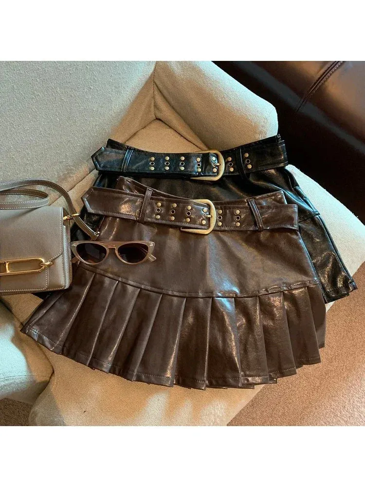 Aiertu Women Coffee Leather Skirt Harajuku Y2k Vintage Pleated Skirt 90s Aesthetic Korean A-Line Mini Skirt Emo 2000s Punk Clothes 2024